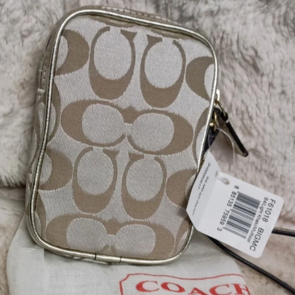 Coach | Daisy Signature Sateen Wristley - Picture 2 of 7